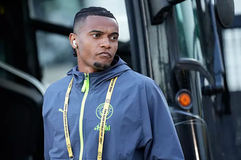 أكانجي مدافع مانشستر سيتي